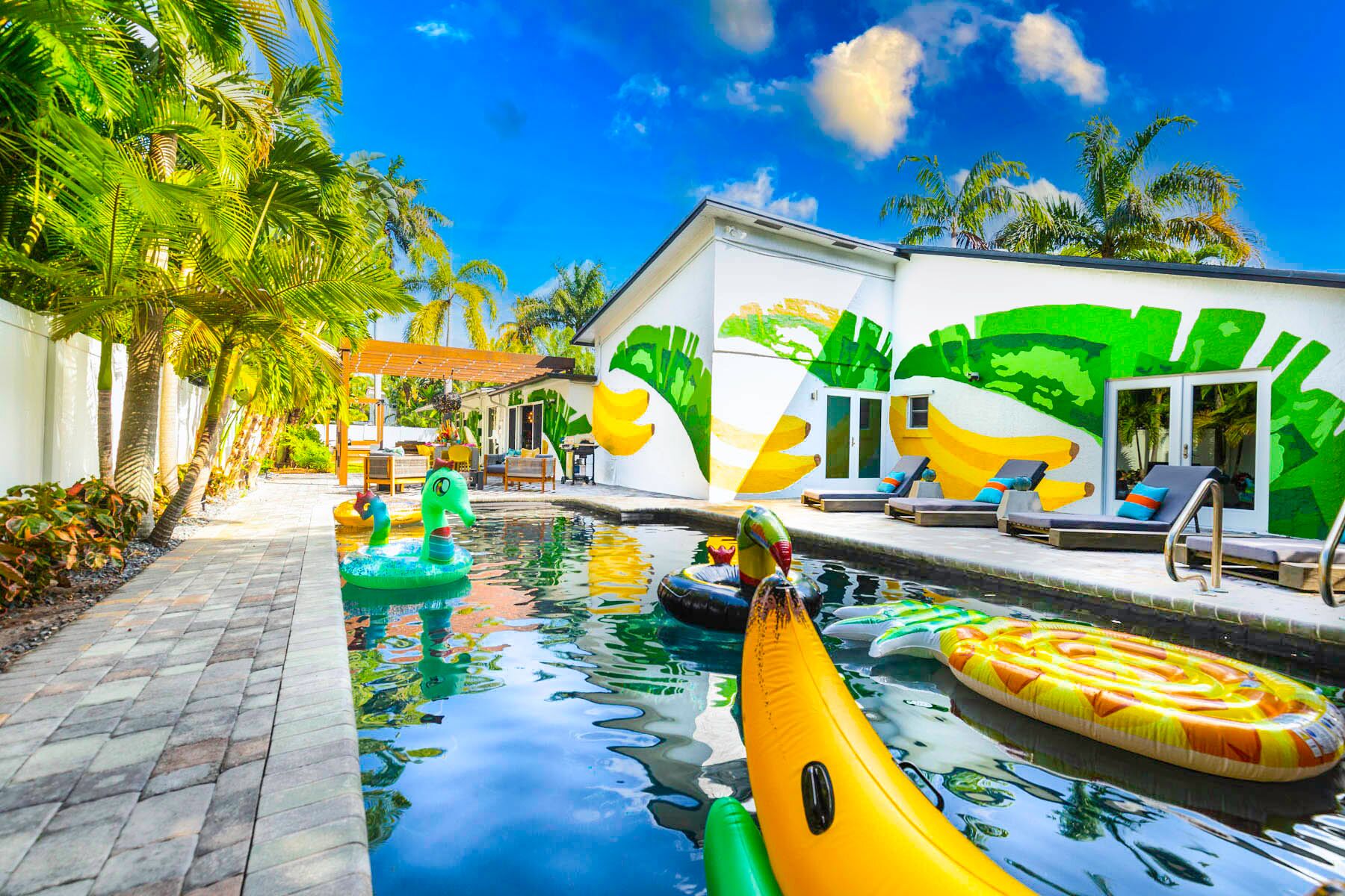 Luxury 4 Bedroom Tropical Oasis~ Near Beach, Hot Tub, Heated Pool