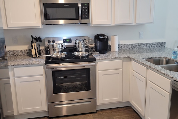 Frigorífico, microondas, horno y placa de cocina