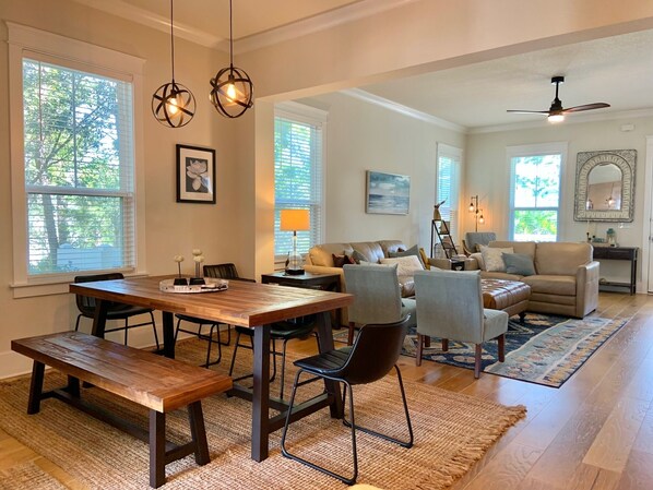 Smart TV, books - Perfect beach getaway! Bike to beach, pool - 4 cruisers included! (Rosemary Beach)