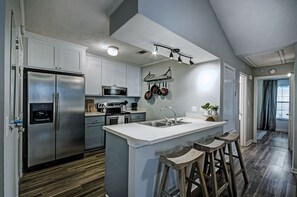 Frigorifero, microonde, forno, piano cottura