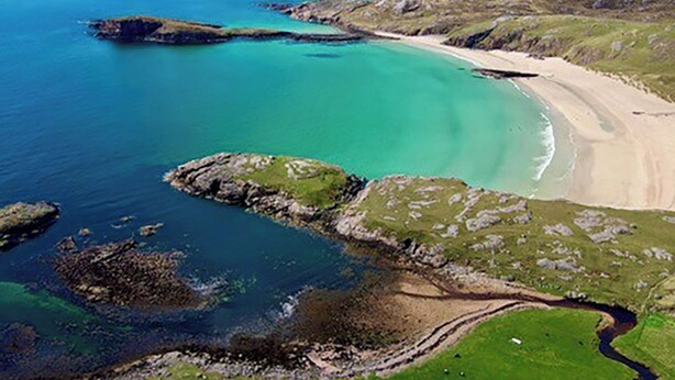 A coastal landscape with a sandy beach, rocky outcrops, and clear turquoise waters. - Cute, comfy bolthole in an amazing spot to explore from. (Kinlochbervie, near Lochinver)