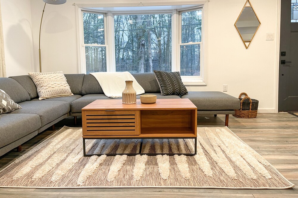 Modern 3BR Retreat Near Woodstock, 2 Baths, Deck