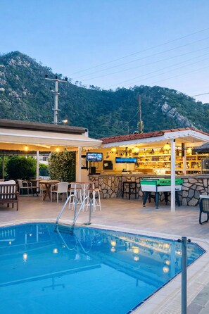 Quầy bar sát hồ bơi
