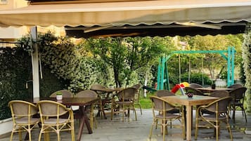 Swim-up bar