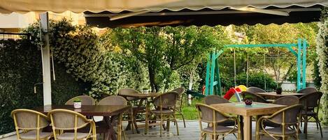 Bar en milieu de piscine
