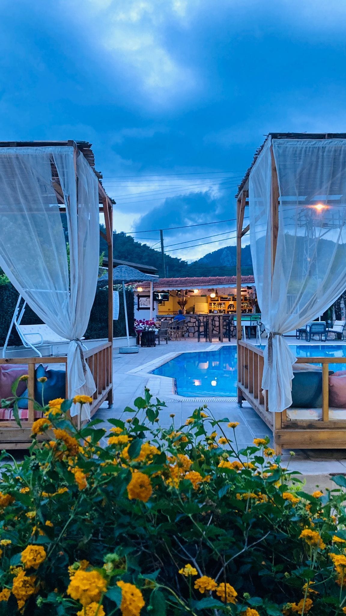 Una piscina al aire libre de temporada