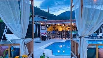 Una piscina al aire libre de temporada