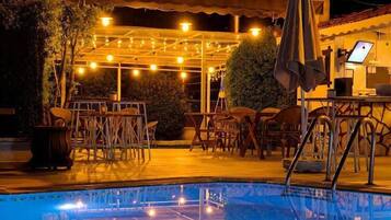 Quầy bar sát hồ bơi