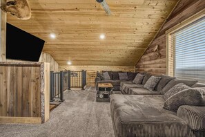 TV - Hillside Retreat! 15 miles to YNP  ~ WiFi ~ Views (Island Park)