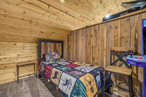 3 bedrooms, WiFi, bed sheets - Hillside Retreat! 15 miles to YNP  ~ WiFi ~ Views (Island Park)