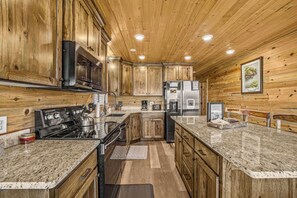 Fridge, microwave, oven, stovetop - Hillside Retreat! 15 miles to YNP  ~ WiFi ~ Views (Island Park)