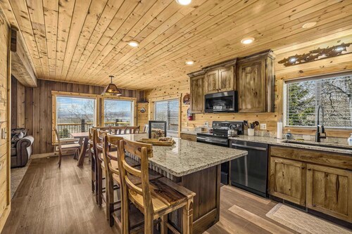 Hillside Retreat! 15 miles to YNP  ~ WiFi ~ Views