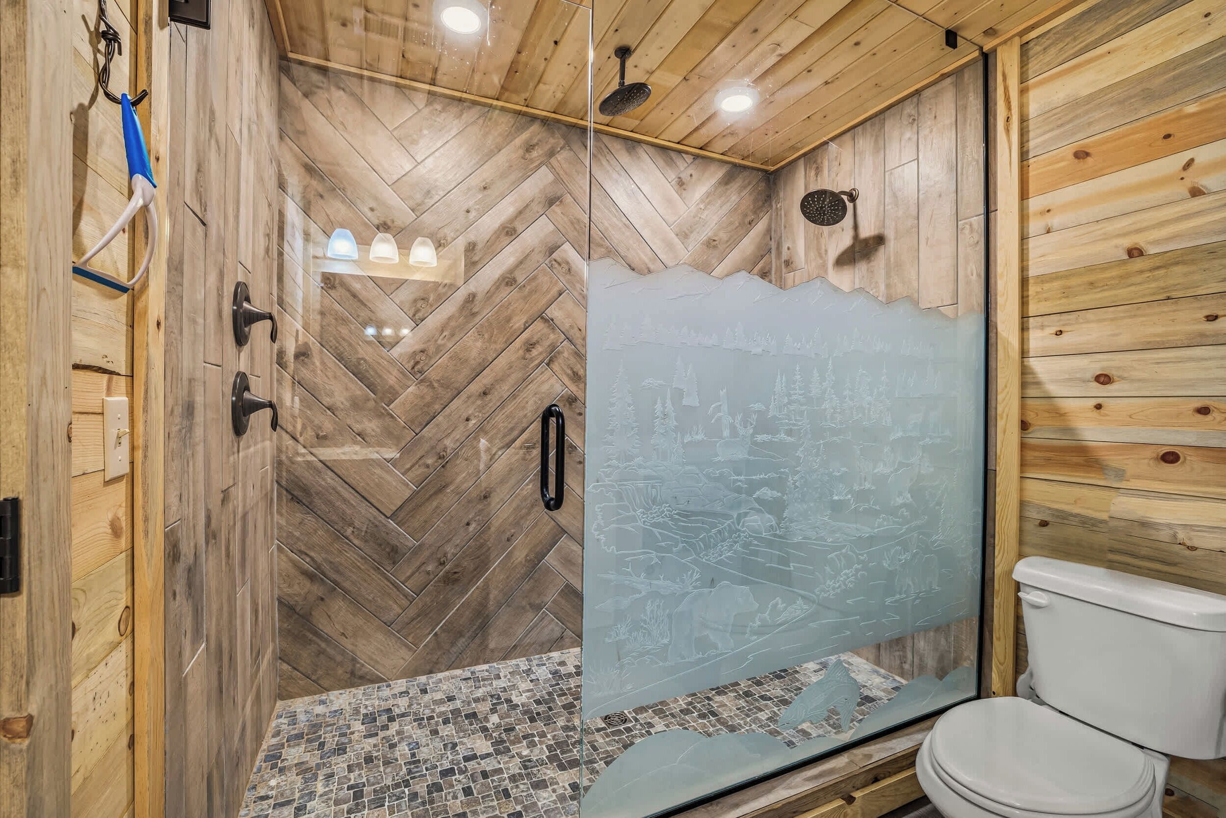 Combined shower/tub, hair dryer, towels, shampoo