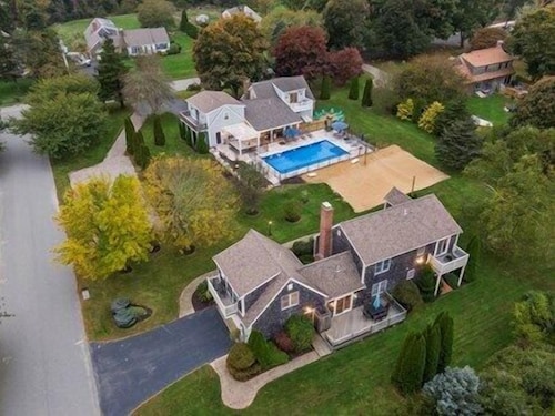Private Estate, heated pool, outdoor Livingroom, kitchen, 9 bedrooms, 9.5 baths, sleeps 20