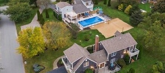 Private Estate, heated pool, outdoor Livingroom, kitchen, 9 bedrooms, 9.5 baths, sleeps 20