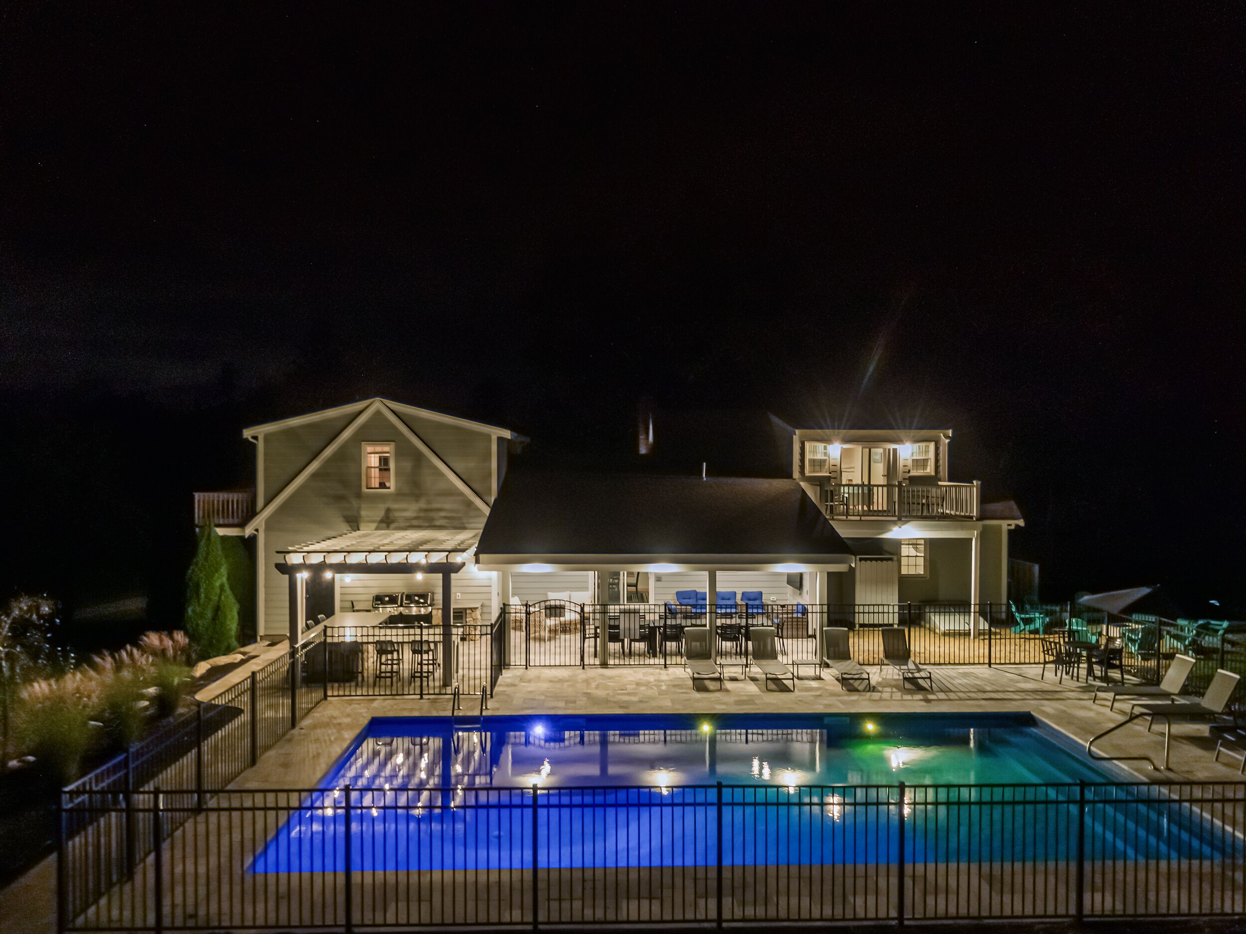 Private Resort, heated pool, outdoor Livingroom, kitchen, 11 bedrooms, sleeps 24