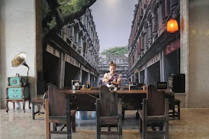 Un comedor con una mesa, sillas y una lámpara.