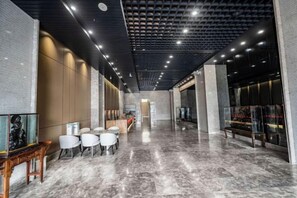 A modern lobby with a marble floor, seating area, and a reception desk. - Wen Chang Tiancheng Hotel (Wenchang High-speed Railway Station Wennan Old Street Branch) (Wenchang)