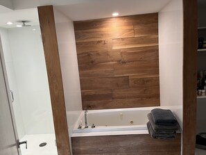 Badewanne, Whirlpool, Haartrockner, Handtücher
