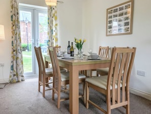 Dining - I just love the location of Arthur’s Place within ’The Bay’. (Filey)