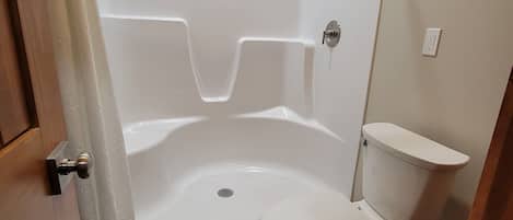 Ducha, toallas, papel higiénico