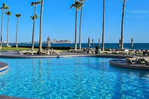 Een buitenzwembad, een verwarmd zwembad