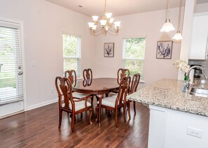 Dining - New! Modern Large House Great Location near UNC-Charlotte, TopGolf, Carowinds (Charlotte)