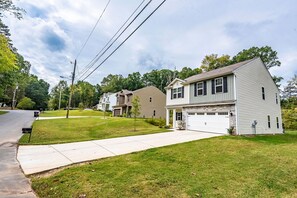 Exterior - New! Modern Large House Great Location near UNC-Charlotte, TopGolf, Carowinds (Charlotte)