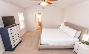 3 bedrooms, desk, iron/ironing board, free WiFi - New! Modern Large House Great Location near UNC-Charlotte, TopGolf, Carowinds (Charlotte)