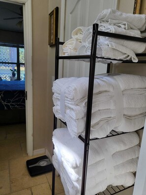 Interior - Relaxing waterfront property, 10 minutes from the beach (Naples)
