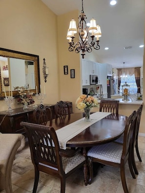 Dining - Relaxing waterfront property, 10 minutes from the beach (Naples)