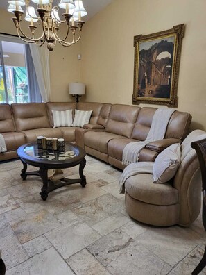 Smart TV, computer monitors, printers - Relaxing waterfront property, 10 minutes from the beach (Naples)