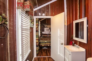 Yowie Cabin | Bathroom | Shower, hair dryer, towels