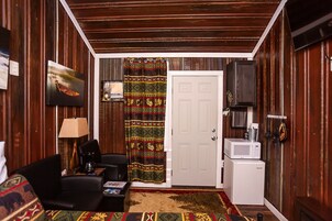 Habitación Confort | Zona de estar | Smart TV de 40 pulgadas con canales digitales, una televisión