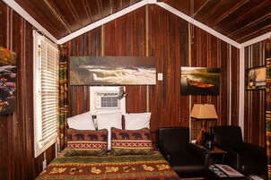 Habitación Confort | Espacio para trabajar con un portátil y tabla de planchar con plancha