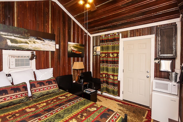 Yowie Cabin | Laptop workspace, iron/ironing board, free WiFi, bed sheets