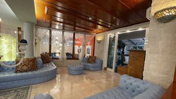 Coin salon dans le hall