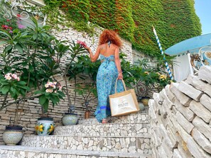 Kauden mukainen ulkouima-allas, aurinkovarjoja, aurinkotuoleja