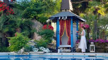 Piscine extérieure (ouverte en saison), parasols de plage