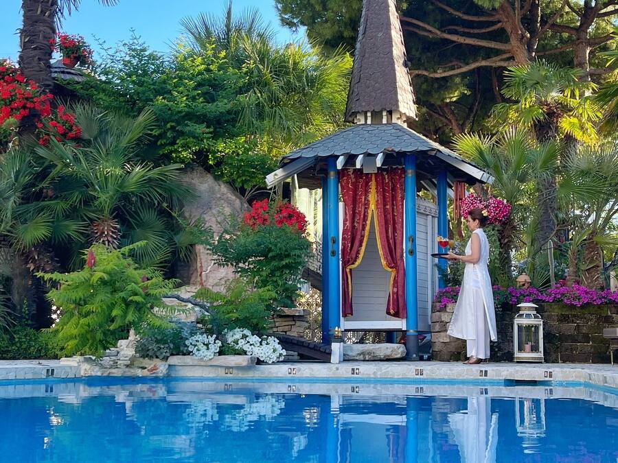 Piscina externa sazonal, guarda-sóis, espreguiçadeiras