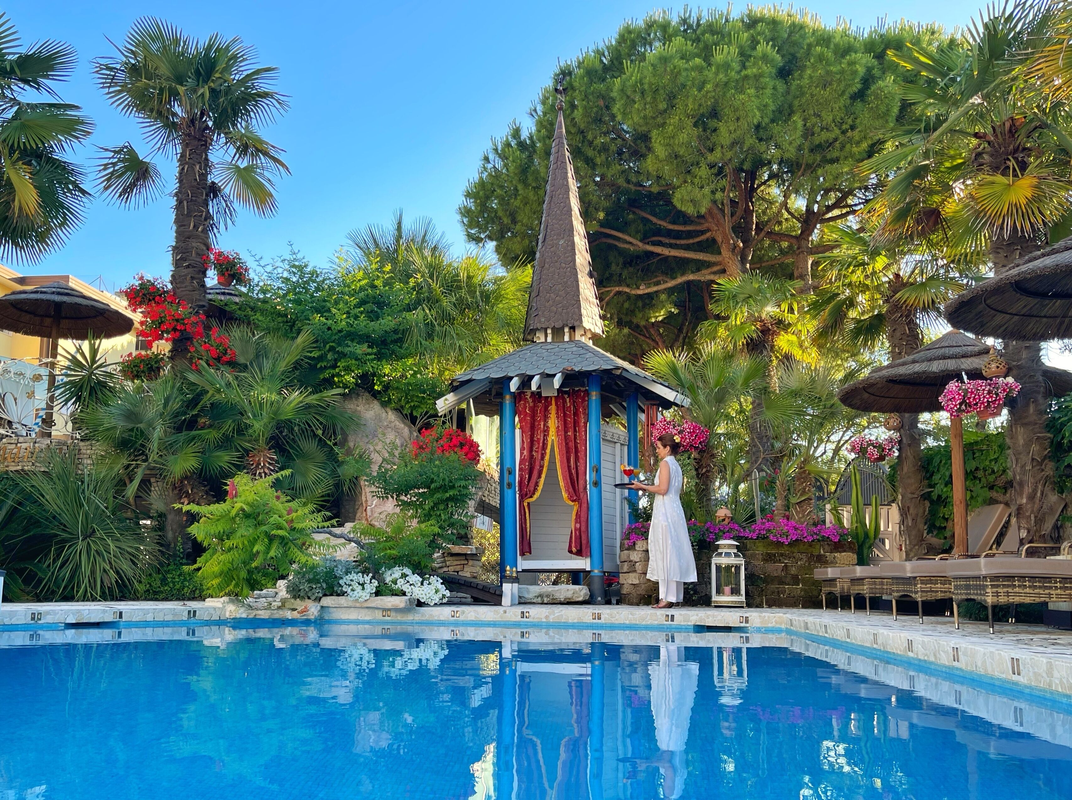 Una piscina al aire libre de temporada, sombrillas