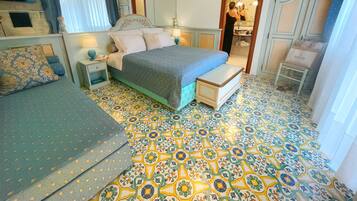 Caja de seguridad en la habitación y escritorio