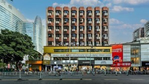 A multi-story hotel with a modern design, featuring a prominent yellow facade and multiple balconies. - Alice Hotel (Guangzhou Olympic Sports Chebei Subway Station Branch) (Guangzhou)