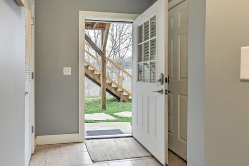 Five Bedroom Home Close to Downtown