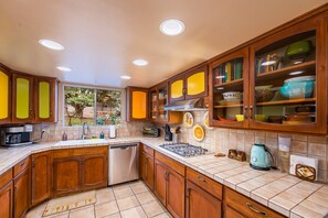 Fridge, microwave, oven, stovetop - Red Rocks Retro! Stunning Views and Hot Tub! (Sedona)