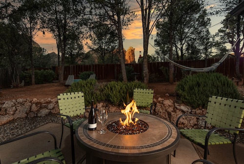 Red Rocks Retro! Stunning Views and Hot Tub!