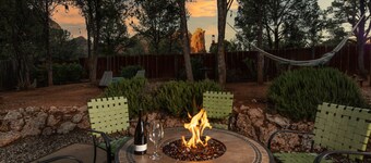 Red Rocks Retro! Stunning Views and Hot Tub!