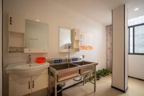 A modern bathroom with a sink, mirror, and cabinet. - Yeste Hotel (Leye) (Leye)