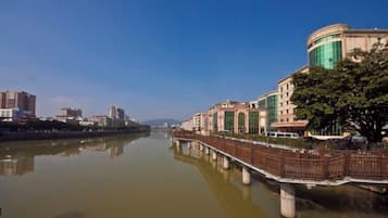 Un río con edificios en una orilla y un puente que lo cruza.