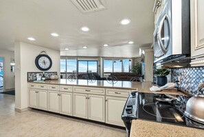 Private kitchen - Sandpiper Unit 205 is a 3 bedroom, 2.5 bathroom condo located on the beach of Port Aransas (Port Aransas)